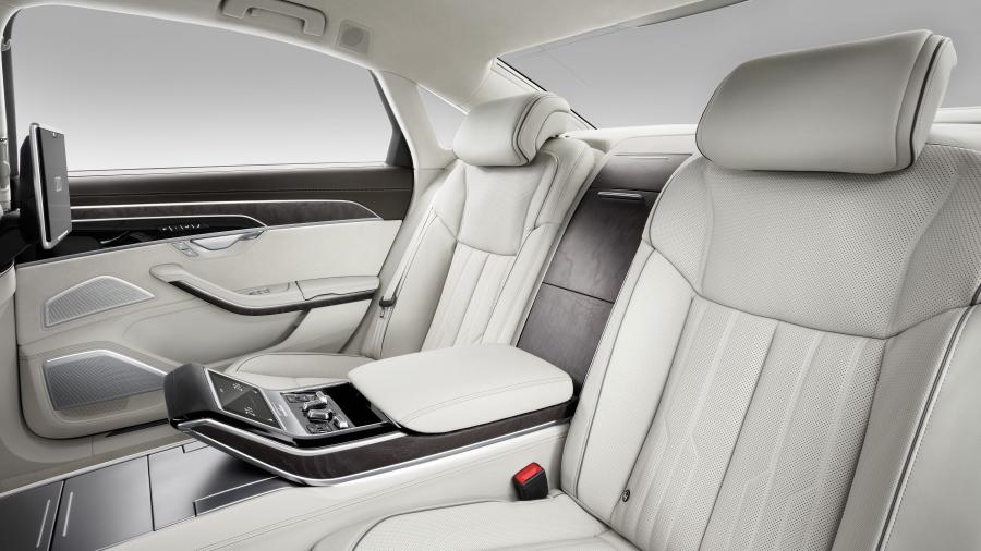 Интерьер Audi A8 L 55 TFSI Quattro (D5) 2017 года  (WW) (фото 30 из 116)